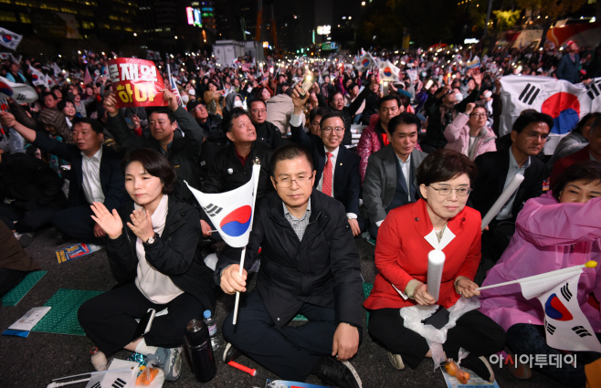 [포토]태극기 흔드는 황교안 자유한국당 대표