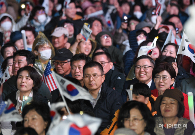 [포토]'제3차 범국민투쟁대회' 참가자들과 함께한 황교안 대표