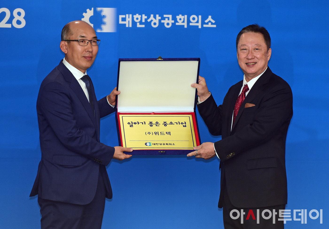 좋은 중소기업 인증패 받는 유승교 (주)위드텍 대표이사 - 아시아투데이 [포토] 일하기 좋은 중소기업 인증패 받는 유승교 (주)위드텍 대표이사