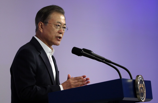 문 대통령, 'IT 강국을 넘어 AI강국으로...'