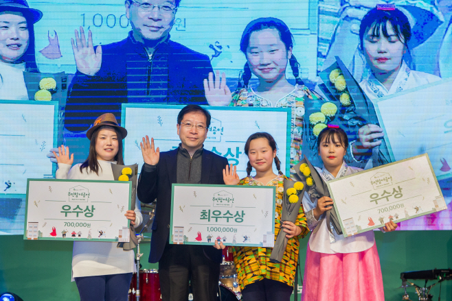 최우수상 우수상팀과 사진을 찍고 있는 김세용 사장