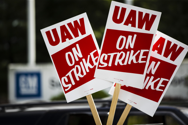 Auto Workers Contract Talks