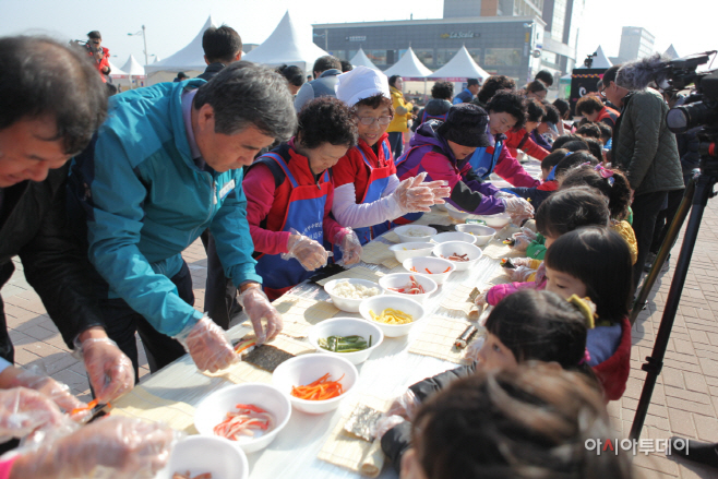 4.지난해 어린이 꼬마 김밥만들기 대회 장면