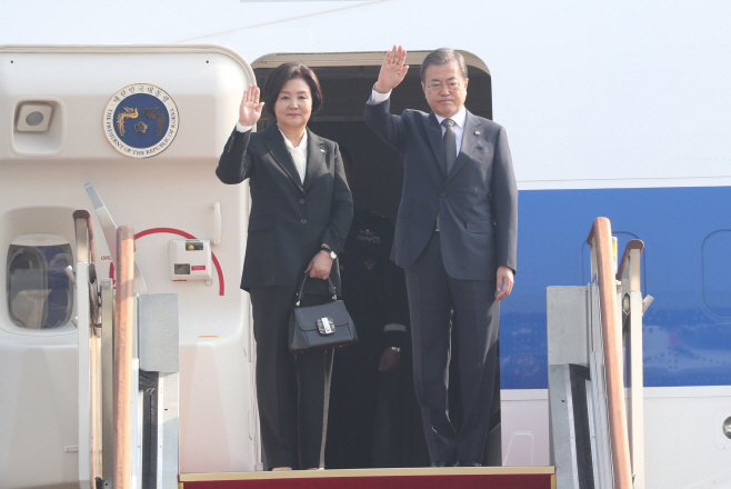 출국 인사하는 문 대통령