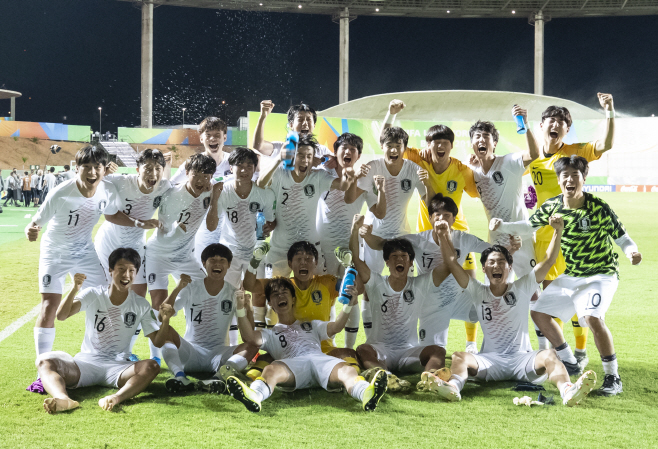 한국 축구, 칠레 꺾고 16강 진출<YONHAP NO-1153>
