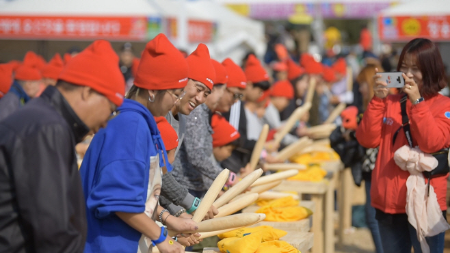 191103보도자료(청송사과축제 완전 대박-꿀잼 사과 난타) (2)