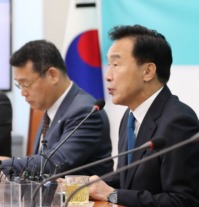 최고위원회의 참석한 손학규 대표<YONHAP NO-1723>