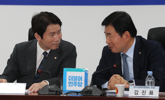 이야기하는 김진표와 이인영