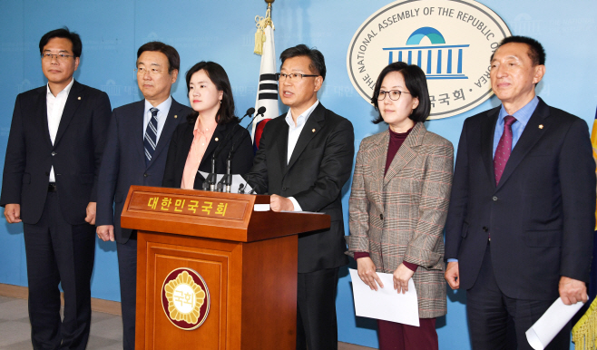 인적 쇄신과 보수통합 촉구하는 한국당 초선 의원들