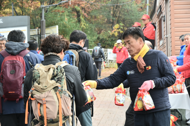 청송사과! 서울 청계산 등산객