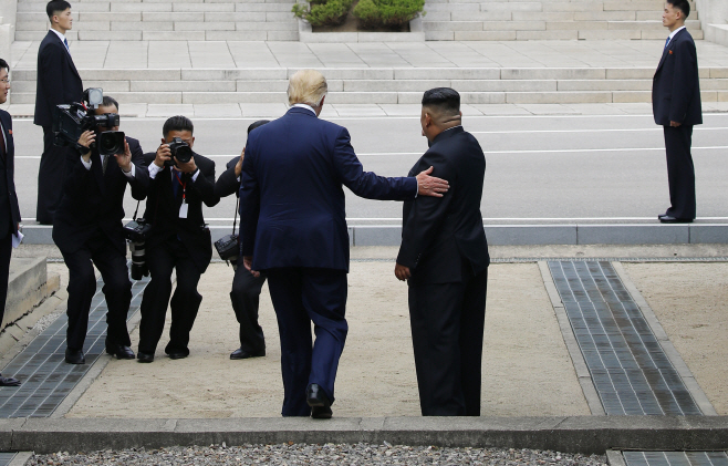 북으로 향하는 트럼프 대통령과 김정은 위원장