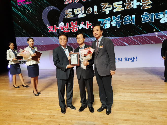 왼쪽부터 이철우 경북도지사, 정규식 영덕부군수