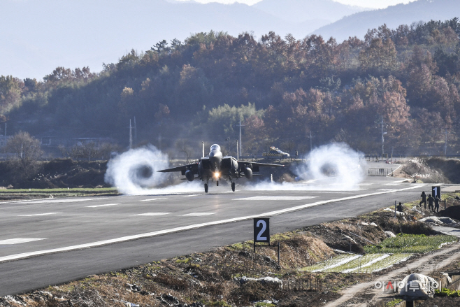 [붙임2]남지 비상활주로 보도사진 최종 (1) F15K