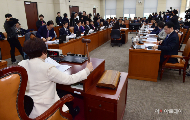[포토] 전혜숙 위원장 국회 행정안전위원회 전체회의 주재