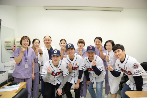 4.두산베어스선수단 중앙대병원 내시경실 간호사 방문기념