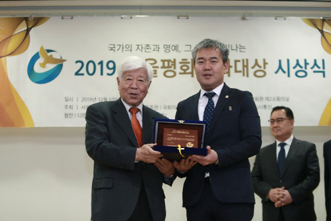 화성시의회 엄정룡 의원, 2019 서울평화문화대상 수상