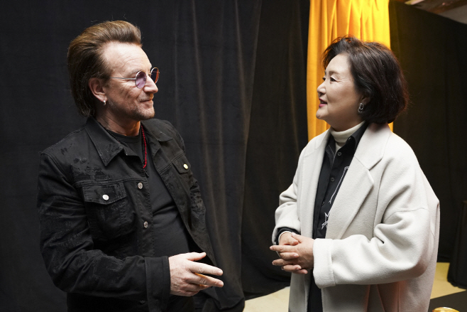 김정숙 여사, 록밴드 U2 '보노'와 대화<YONHAP NO-2034>