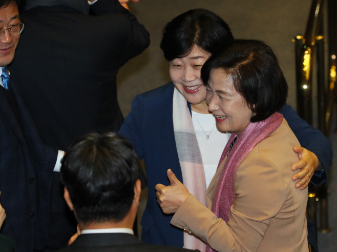 의원들과 기념촬영하는 추미애