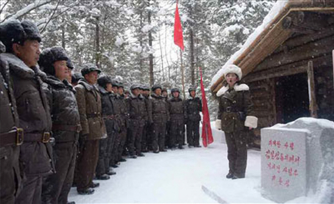 백두산 김정일 고향집 방문한 북한 선전 간부들