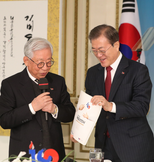 독립선언서 받는 문 대통령