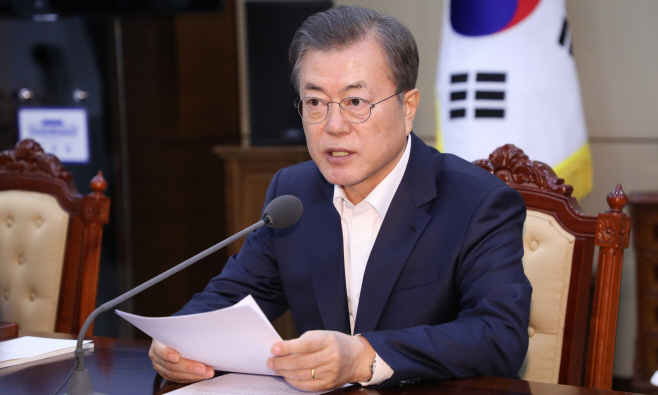 수보회의 발언하는 문 대통령