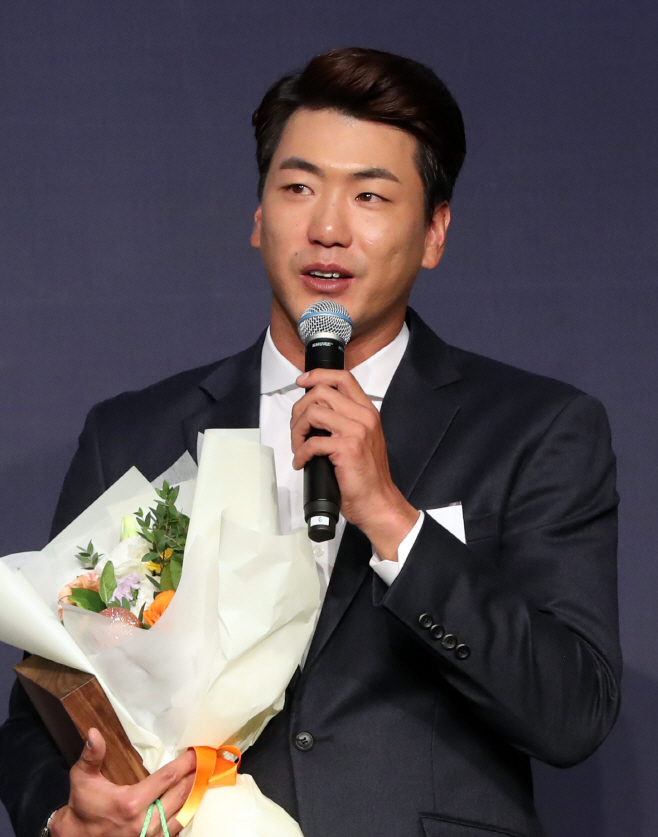 프로야구 대상, 최고 투수상 받은 김광현<YONHAP NO-4544>