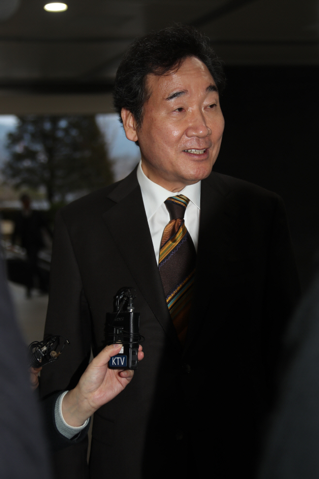 취재진 질문에 답하는 이낙연 총리
