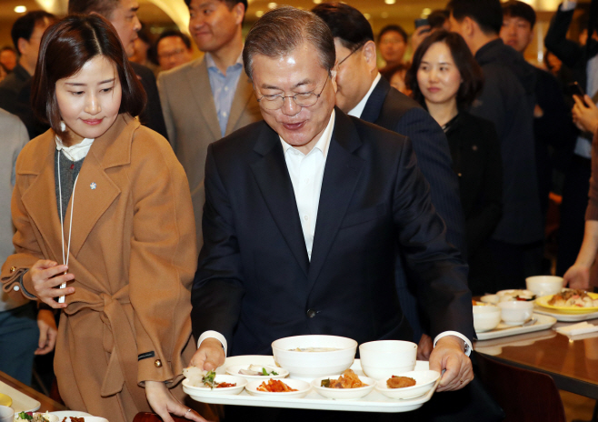 문 대통령, 구로 구내식당 방문