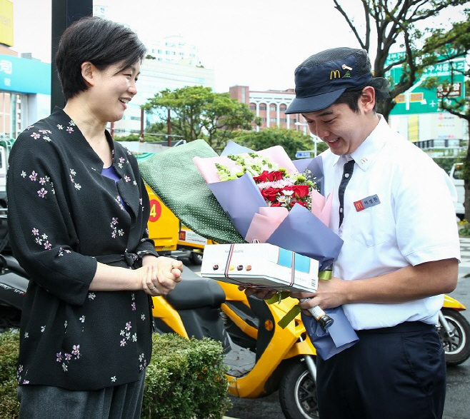 사진_한국맥도날드 조주연 사장(왼쪽)과 이성민 매니저(오른쪽)