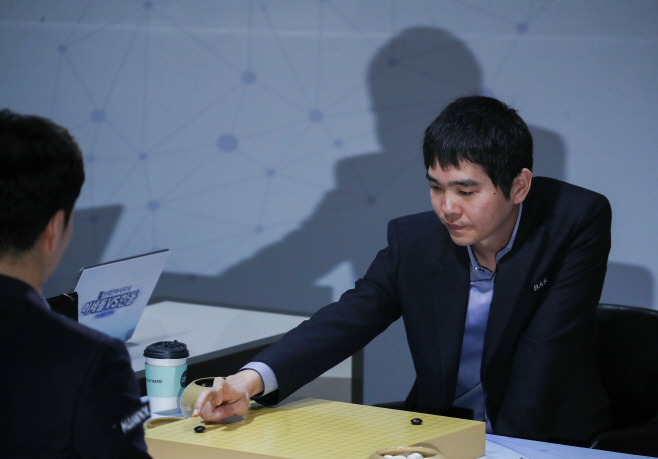 흑돌 2점 먼저, 이세돌 '치수고치기'<YONHAP NO-3414>