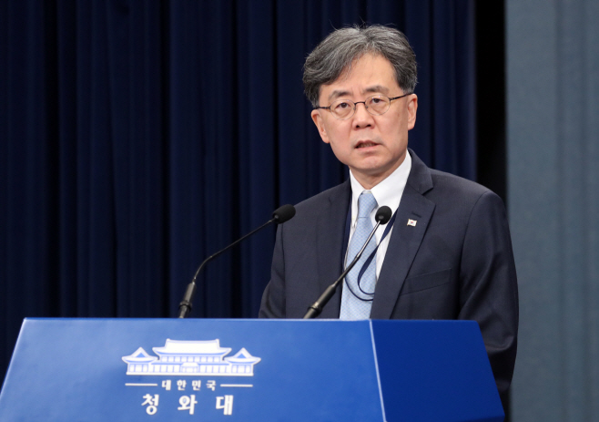 한일중 정상회담 브리핑하는 김현종 차장
