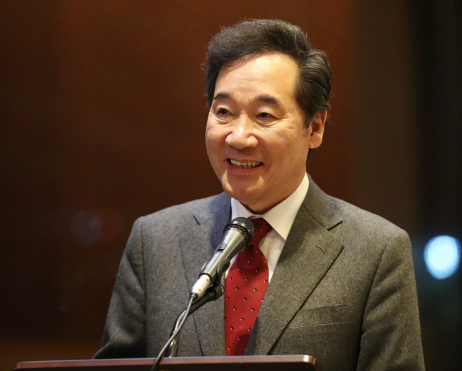 질문에 답변하는 이낙연 국무총리
