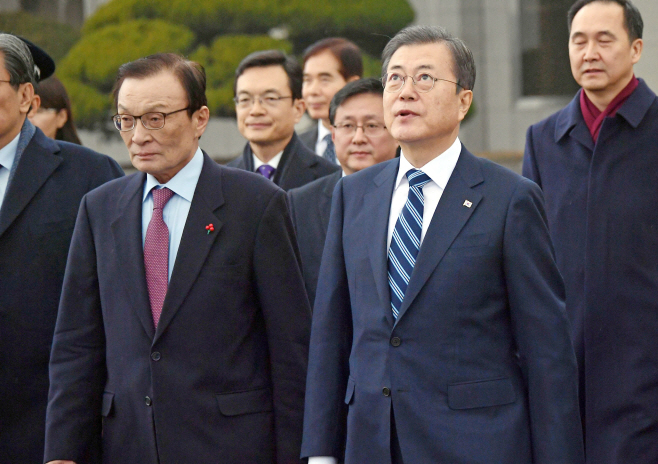 문 대통령, 한중일 정상회의 참석차 출국