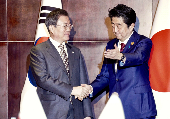 인사 나누는 문 대통령과 아베 총리