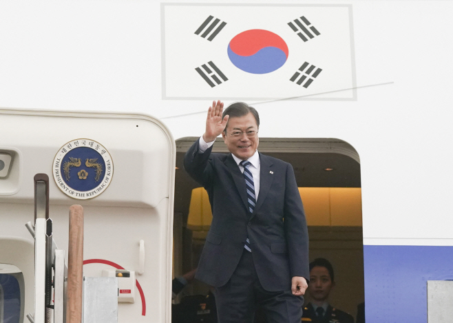 문 대통령, 한중일 정상회의 참석차 출국<YONHAP NO-1204>