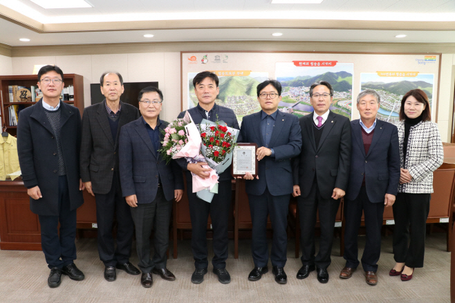 윤경희 청송군수, 농협중앙회 감사패 받아) (2)