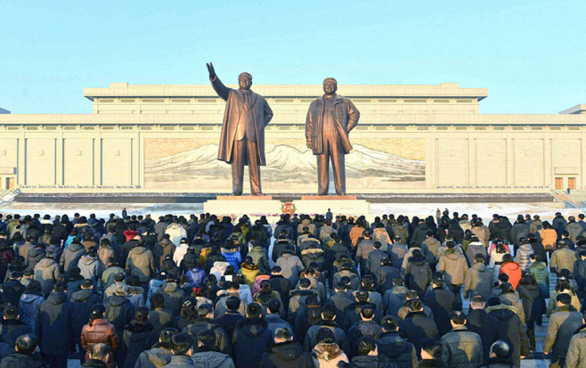 김일성·김정일 동상에 헌화하는 북한 주민들