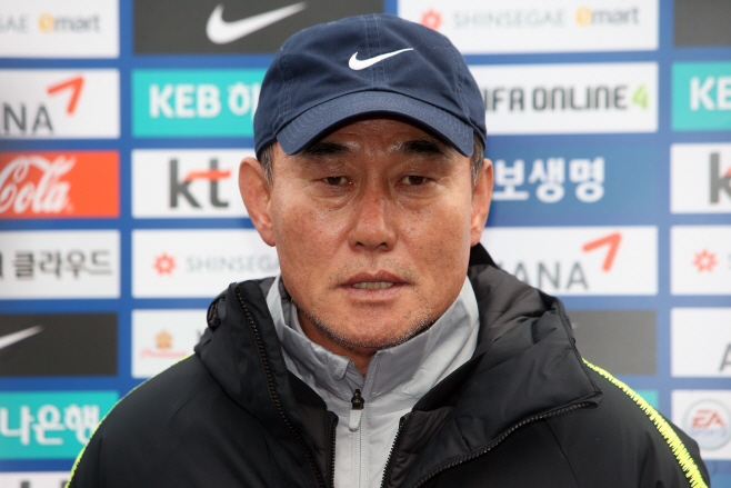 인터뷰하는 김학범 감독<YONHAP NO-2469>