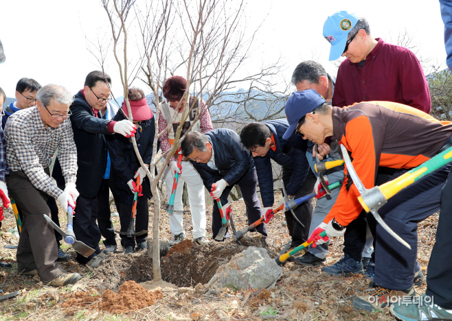 1226 향우동산 조성 나무심기-1
