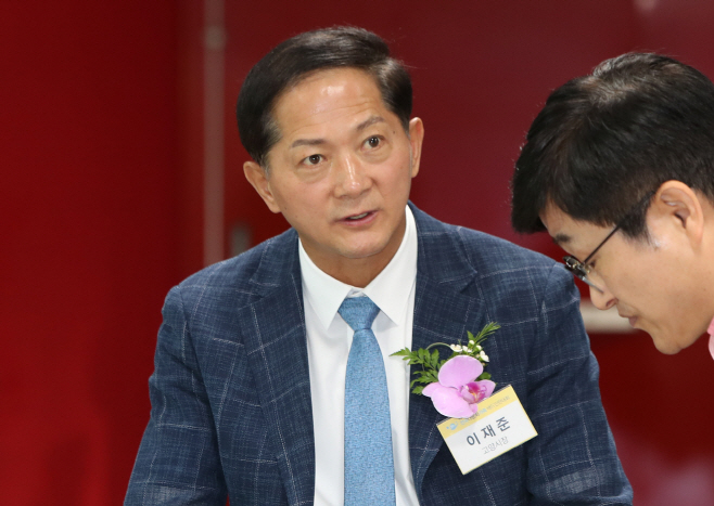 인터뷰하는 이재준 고양시장