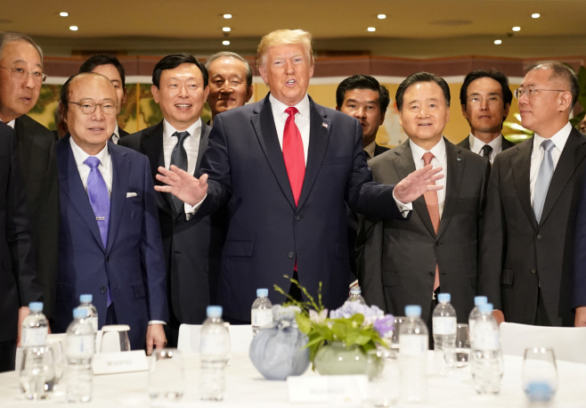 한국 경제인과 대화하는 트럼프 대통령<YONHAP NO-1913>