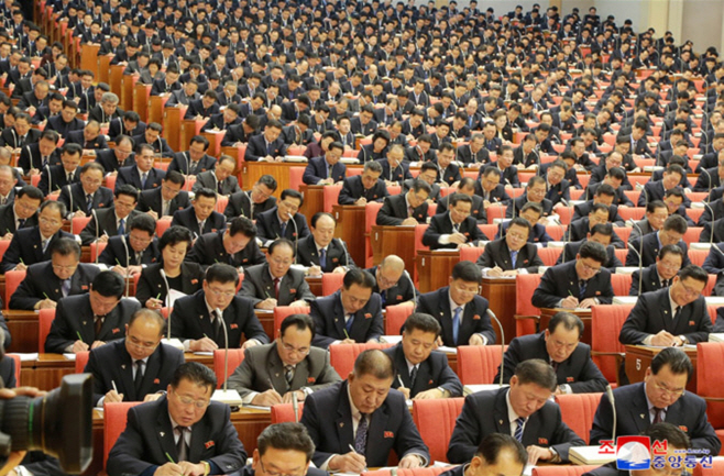 경청하는 북한 전원회의 참석자들
