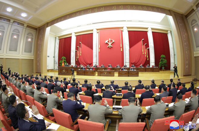 경청하는 북한 전원회의 참석자들<YONHAP NO-1557>