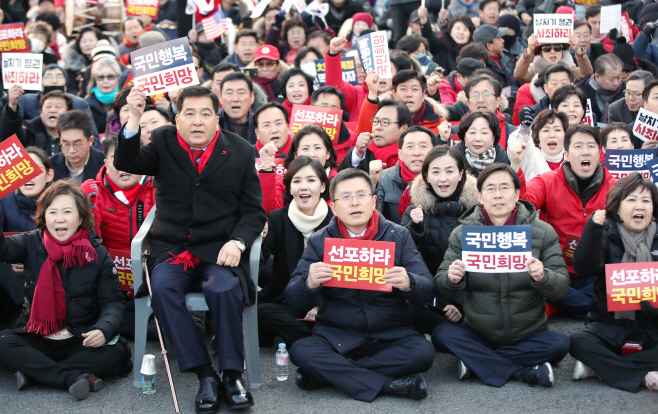 구호 외치는 황교안과 심재철