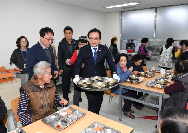 영산노인복지회관 신년맞이 떡국 나눔 행사 (1)