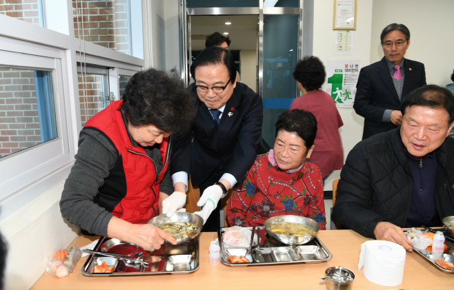 영산노인복지회관 신년맞이 떡국 나눔 행사 (2)