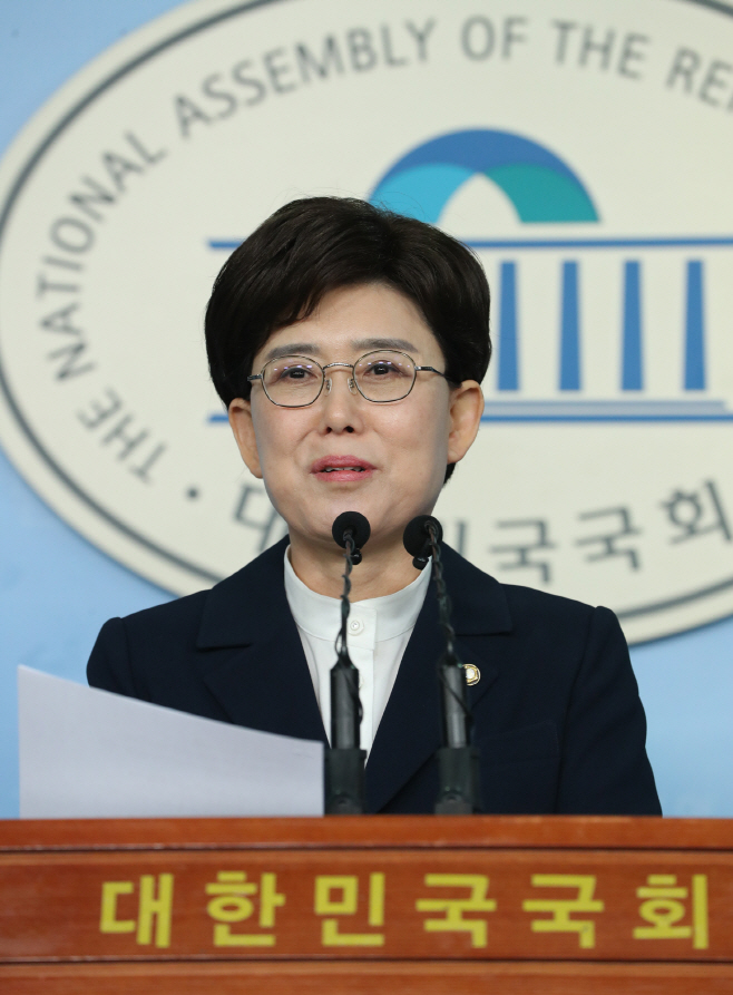 불출마 선언하는 한국당 최연혜 의원<YONHAP NO-4235>