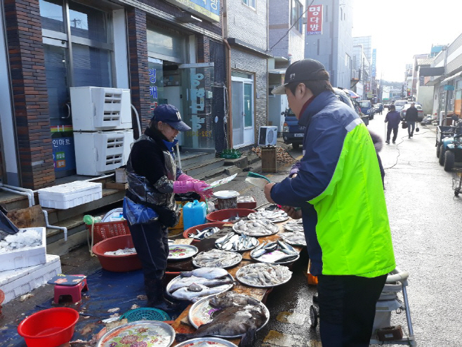 음식물류폐기물 종량제 시행 홍보 장면(영해시장)