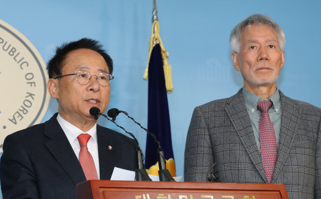 방미 앞두고 기자회견하는 이주영 당대표 특사단장