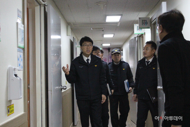 숲속요양병원 내 방화시설을 둘러보고 있는 사진